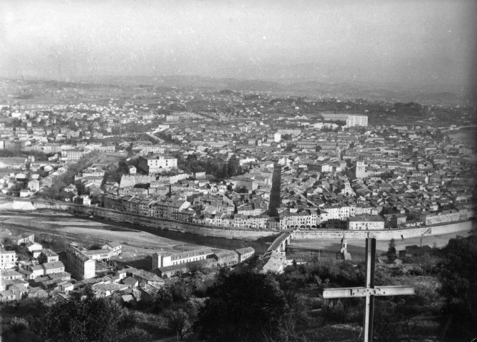 Vue du centre ville d'Alès prise de l'Ermitage