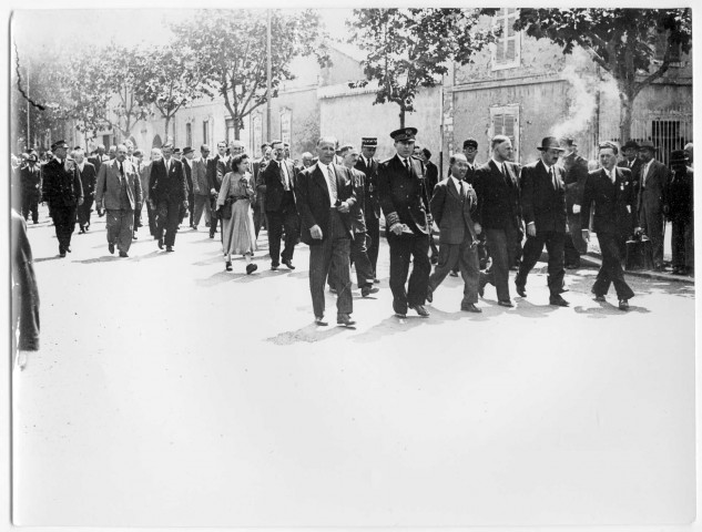 Arrivée de Pierre Pfimlin, Ministre de l'Agriculture à la station séricicole d'Alès quai Boissier de Sauvages