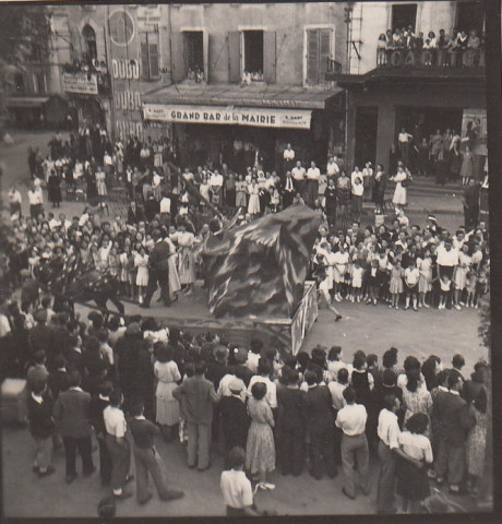 Alès. Le corso. Défilé des chars dans la ville. La Reine et ses demoiselles d'honneur