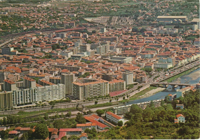 Vue générale aérienne. Les quais et le Gardon