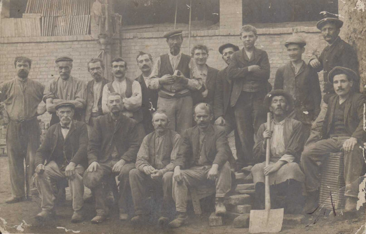 Jules Rivière mobilisé à l'usine de Tamaris après sa blessure. Groupe d'ouvriers