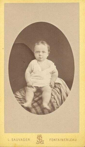 Bébé assis