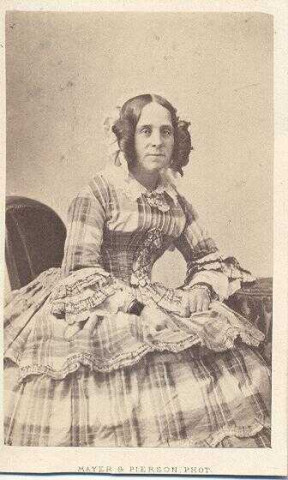 Femme à la robe à carreaux assise