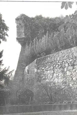 Fort Vauban. Entrée Maison d'Arrêt, les échauguettes, rue de la Roque, les remparts, les restes des maisons qui ont été démolies