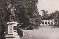 Statue de Pasteur et monument aux morts