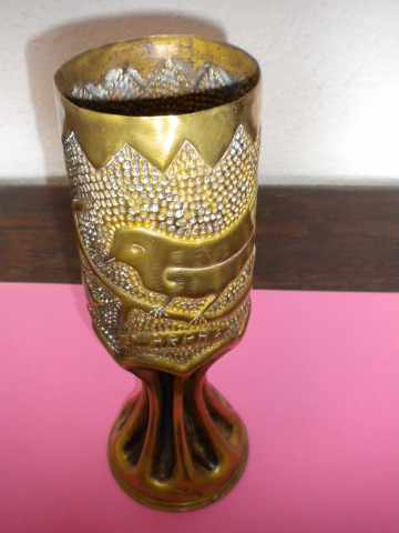 Douille d'obus en forme de vase, gravée, motif oiseau et grappe de raisin