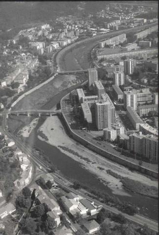 Les quais du Gardon, le pont de Rochebelle ( au premier plan),  le pont Lénine ou de Resca (au second plan) 