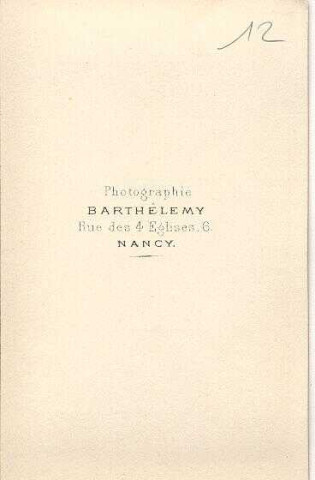 Portait d'homme moustachu en uniforme et couvre-chef