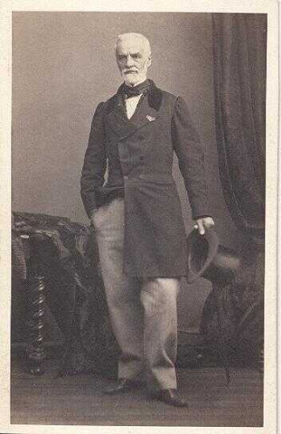 Homme d'âge mûr tenant un haut de forme à la main