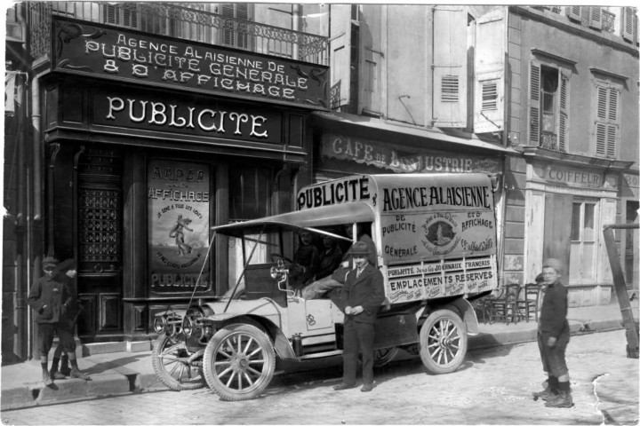 Agence AMPA 6 place de l'Hôtel de Ville et voiture publicitaire