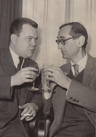 Thierry Maulnier trinquant avec Pierre Joly