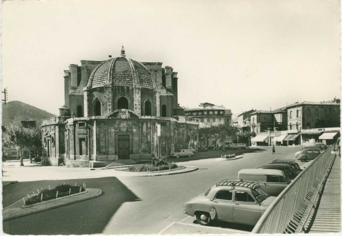 Cathédrale. Basse place Saint-Jean