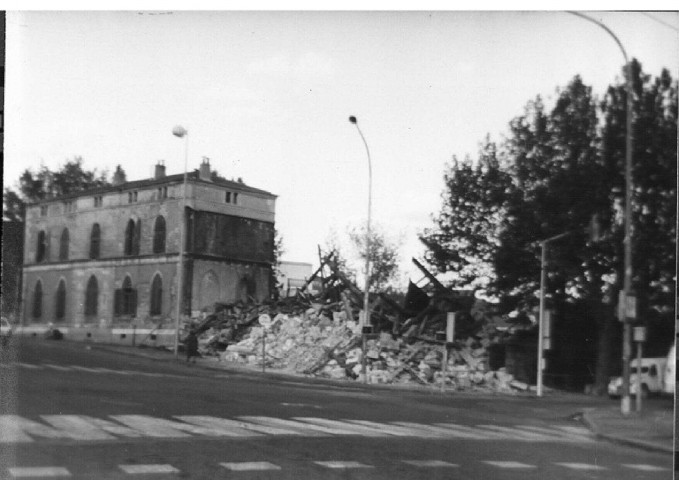 Bâtiment E.D.F., Intermarché, carrefour d'Auvergne