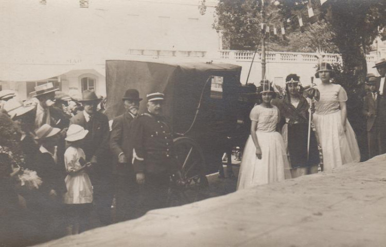 Fête en l'honneur de Pasteur. La Reine des fileuses et ses deux demoiselles d'honneur