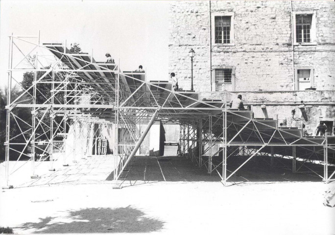 Fort Vauban. Montage des tribunes pour le Festival du Jeune Théâtre 