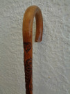 Canne en bois sculptée dans les tranchées au nom de Louis Godin