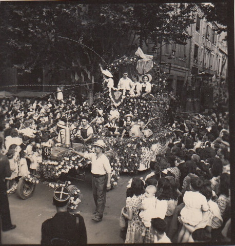 Alès. Le corso. Défilé des chars dans la ville. La Reine et ses demoiselles d'honneur