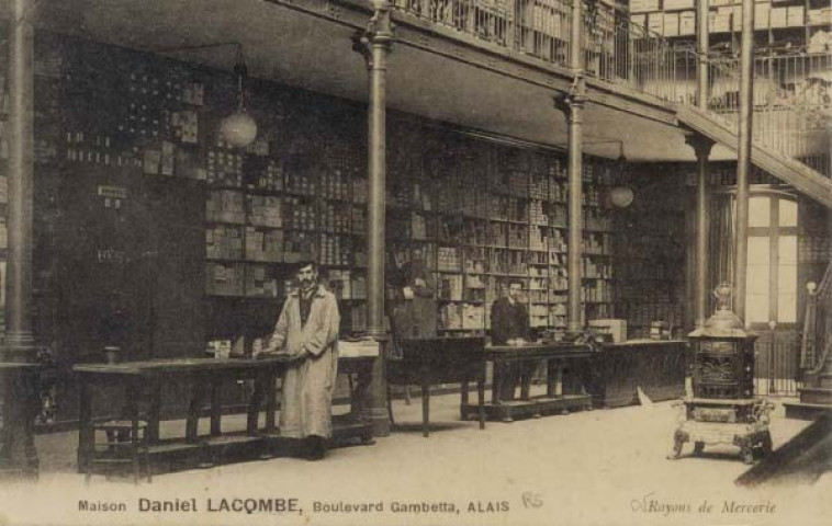 Maison Daniel Lacombe, boulevard Gambetta. Rayon de mercerie