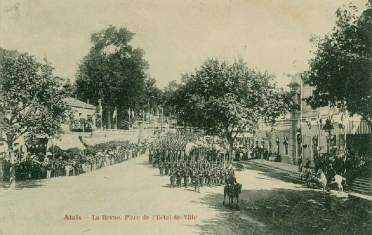 La revue place de l'hôtel de ville