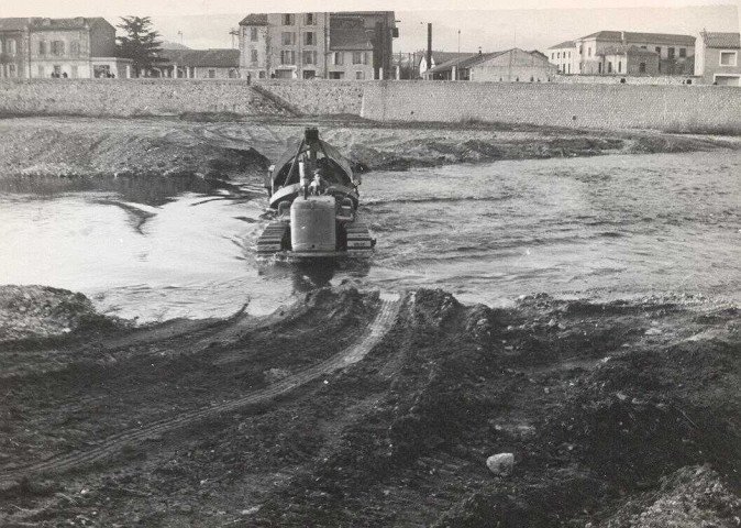 Avenue Jules Guesde, chenal pour mur de quai vers le stade
