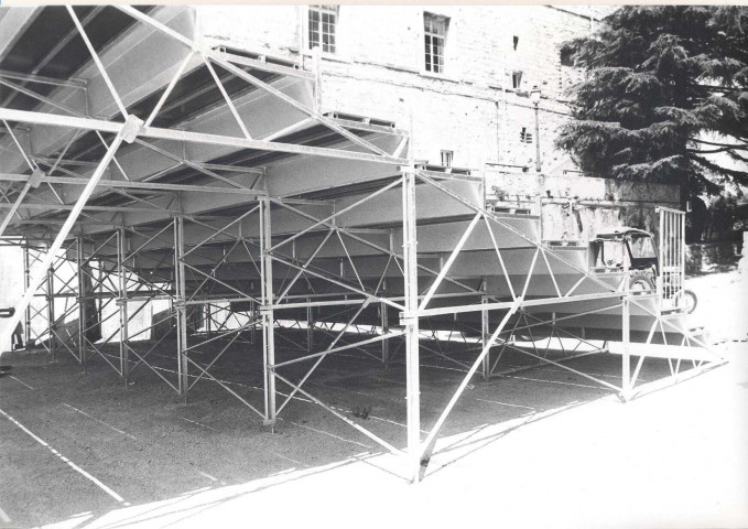 Fort Vauban. Montage des tribunes pour le Festival du Jeune Théâtre 