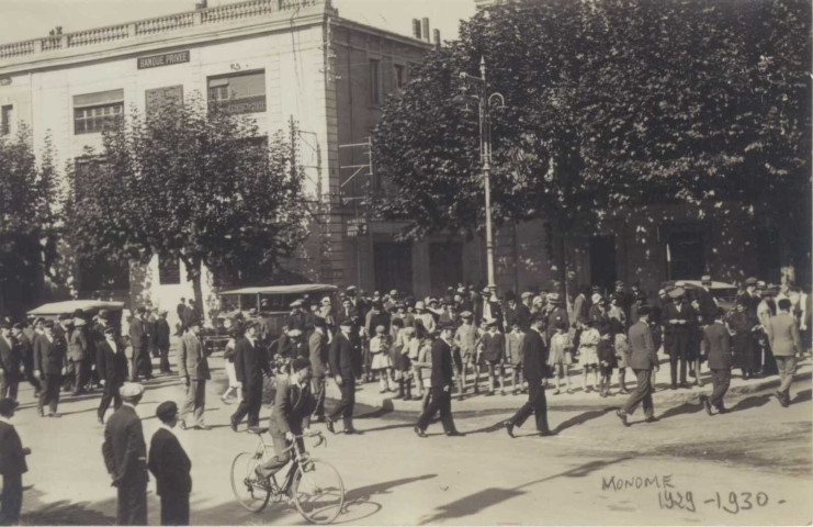 Monôme de l'Ecole des Mines, place Gabriel Péri