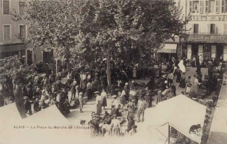 La place du Marché de l'Abbaye. Café du Mont-Dore