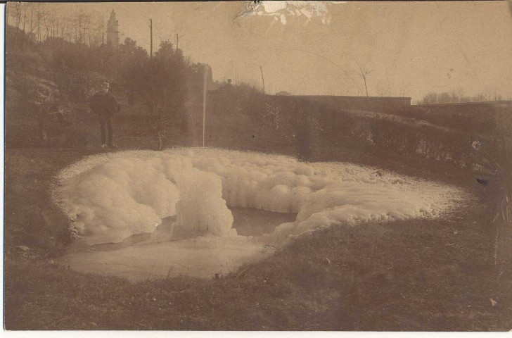 Le bassin de la tour Pouget gelé