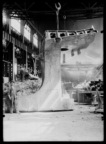 Etambot pour croiseur protégé de 7 720 tonnes, port de Brest (dim : 4,312x3,502x1,848 ; poids 9 900kg)