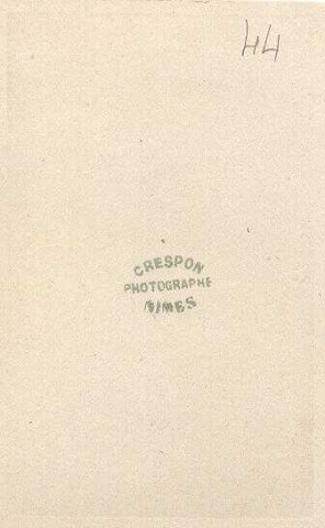 Fillette appuyée sur un fauteuil