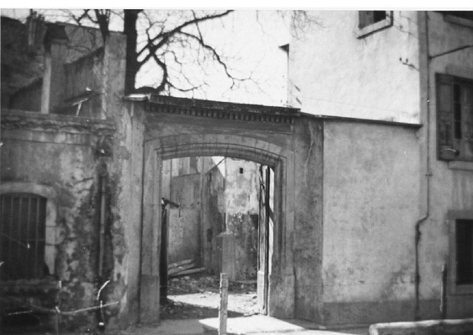 Portes d'entrée d'immeubles anciens