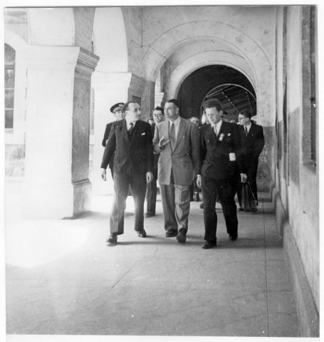 Alès. Les autorités officielles dans le couloir du lycée Jean-Baptiste Dumas. André Schenk et M. Giraud, délégué du Ministre de l'Education Nationale