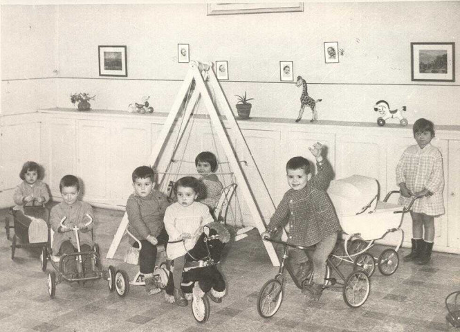 Les jeux : Toboggan, manège. Auto-kart, sulky attelé, balançoire, tricycle, landau