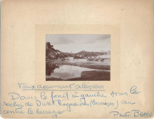 Vue du Gardon : les quais, le rocher de Duret, les bugadières, au centre le barrage, au fond l’Ermitage 