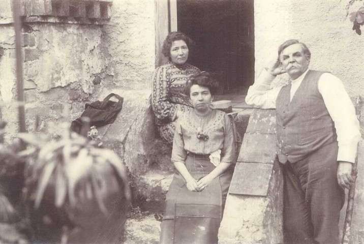 Jan Castagno, son épouse et Mme Fessy au mazet à Alais