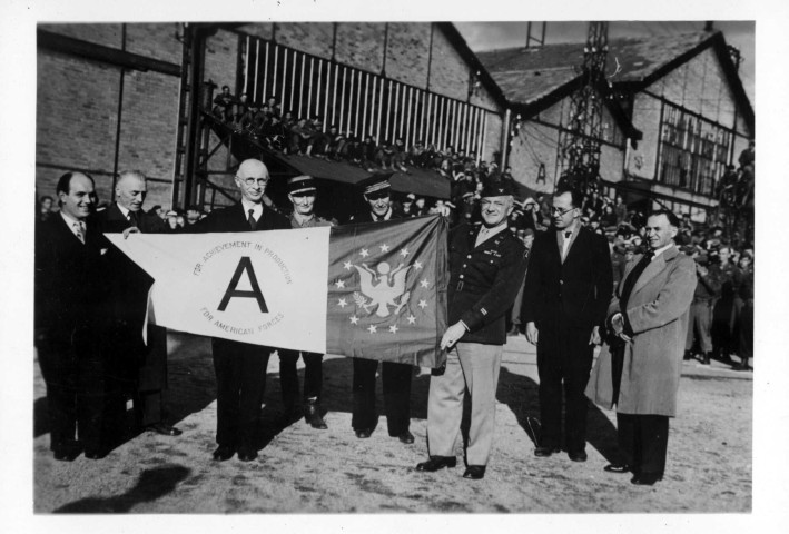 Délégation américaine présentant le fanion