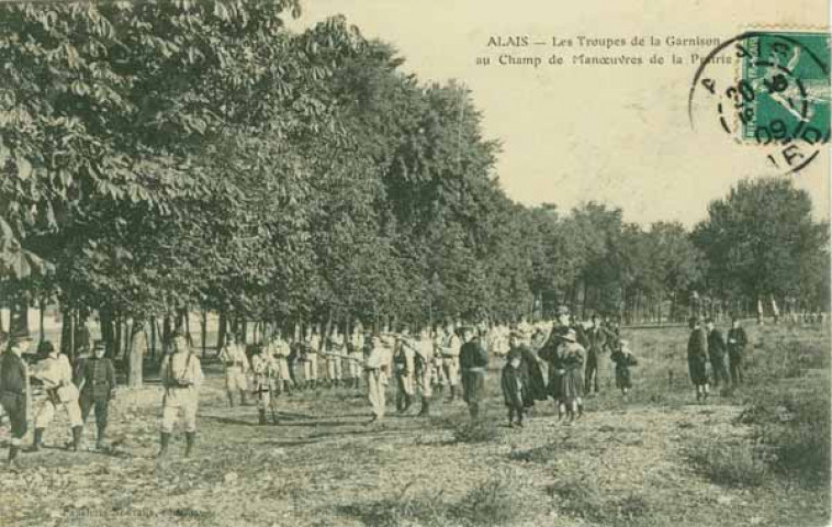 La Prairie : les troupes de la garnison au champ de manœuvres