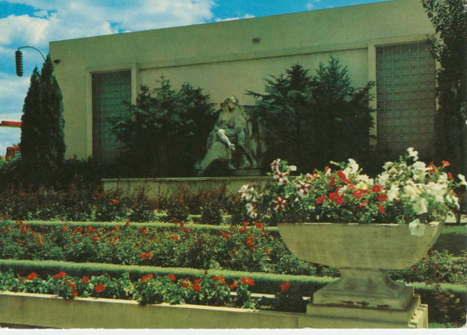 Place Gabriel Péri. Le monument d'Estelle et Némorin