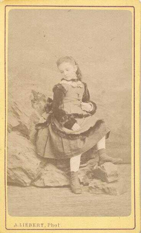 Petite fille assise sur un rocher