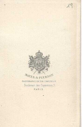 Femme à la robe à carreaux assise