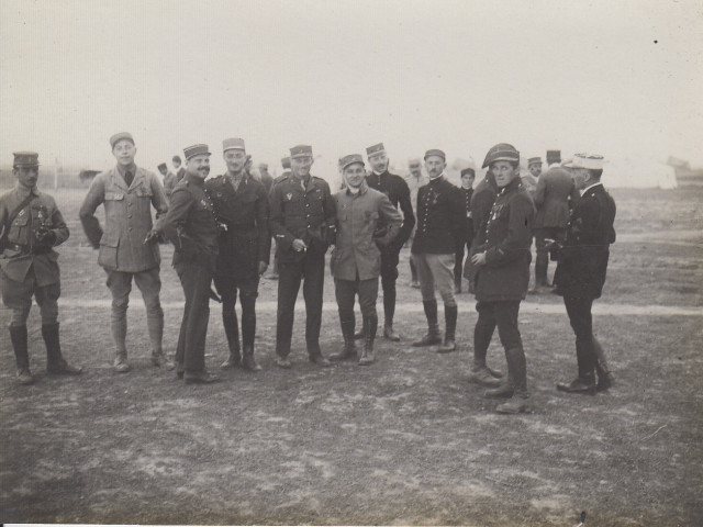 Remise de décorations au terrain d'aviation de la cote 619 par le capitaine de Thézy commandant l'Aéronautique de l'A.F.O.