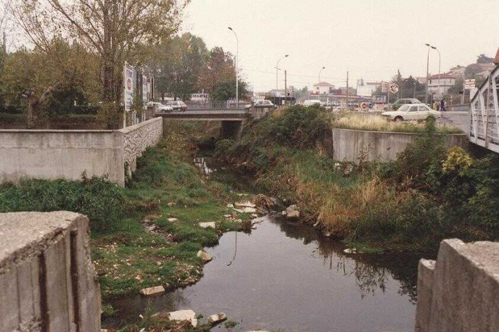 Pont et passerelle sur le Grabieux, face à Intermarché les Allemandes et aux cités des Cévennes