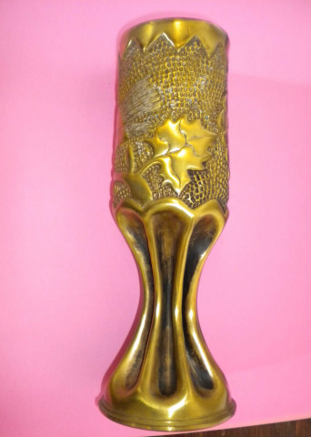 Douille d'obus en forme de vase, gravée, motif oiseau et grappe de raisin