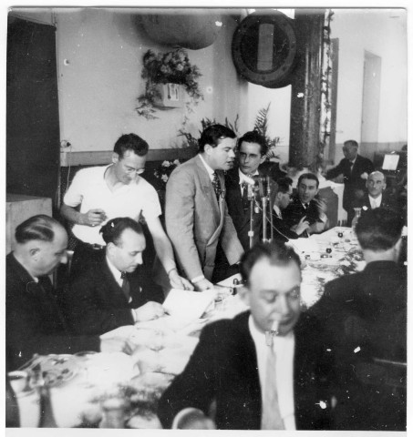 Alès. Banquet au lycée Jean-Baptiste Dumas. Discours de M. Hickerson, délégué des Etats-Unis. Roger Roucaute est assis, une cigarette en coin