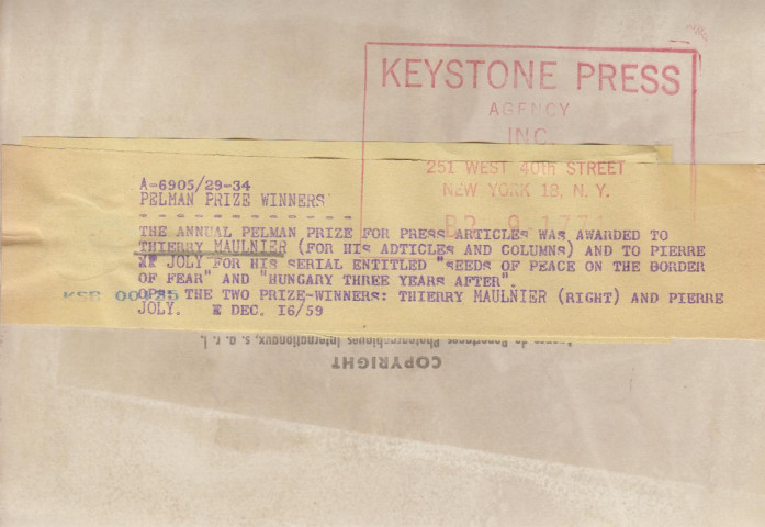 Thierry Maulnier trinquant avec Pierre Joly