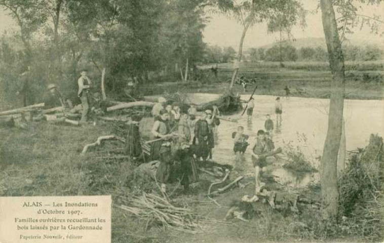Inondations du 16 octobre 1907. Familles ouvrières recueillant les bois laissés par la Gardonnade