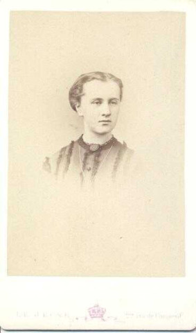 Portrait de jeune fille, cheveux tirés