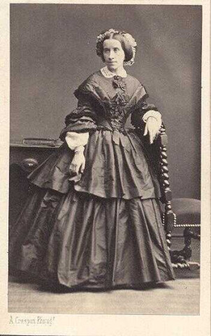 Femme à la coiffe appuyée sur une chaise