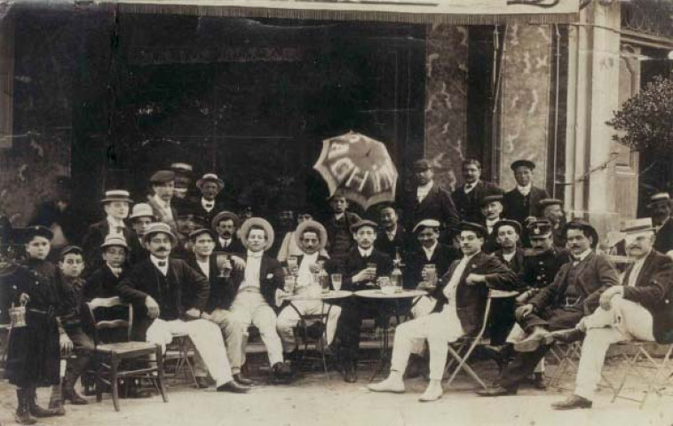 Hommes attablés à la terrasse d'un café