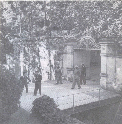 Sortie de la villa Pasteur